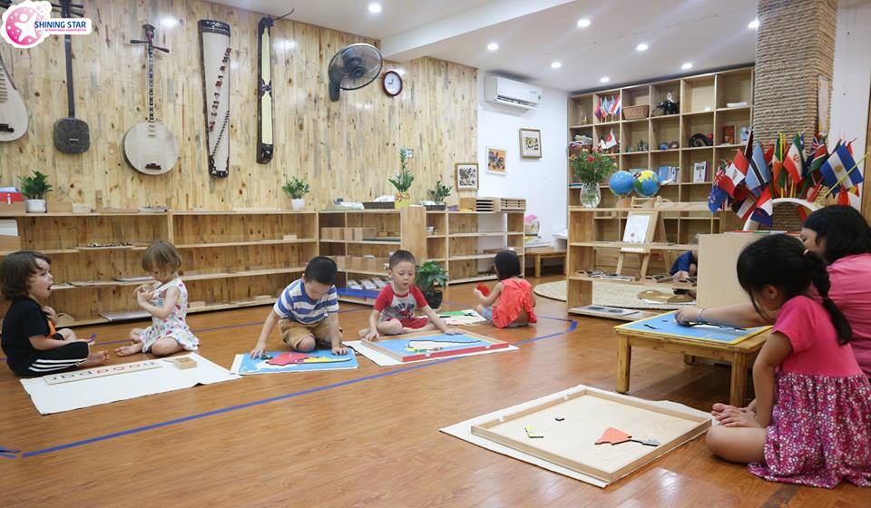 Giáo dục Montessori: Để trẻ tự dẫn đường - 2
Giờ học theo phương pháp Montessori đầy hứng khởi của các bé Trường Mầm non Shining Star.