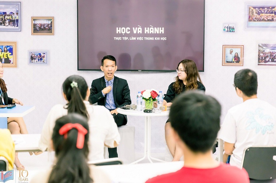 Hội thảo Đại học SMU Singapore – Thương hiệu đẳng cấp thế giới! - 3
Anh Đỗ Trọng Phát trong một buổi chia sẻ cùng sinh viên Việt Nam do INEC tổ chức