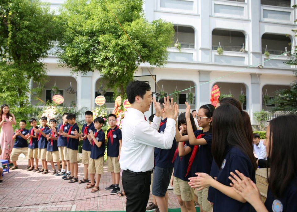 Màn chào hỏi ấn tượng của thầy Hiệu trưởng với học sinh lớp 1 và lớp 6 - 3 Màn chào hỏi ấn tượng của thầy Hiệu trưởng với học sinh lớp 1 và lớp 6 - 3