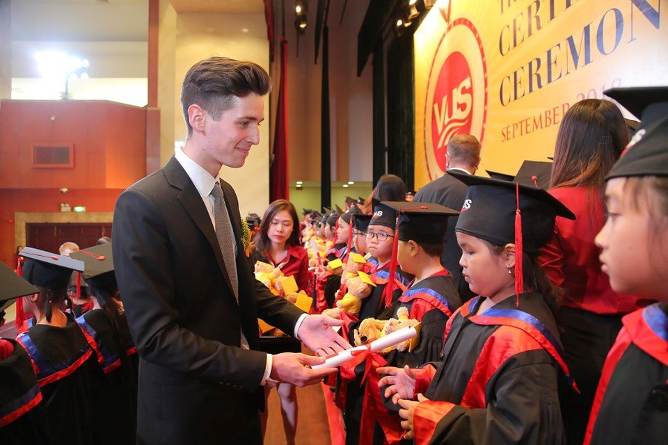 VUS trao chứng chỉ Anh ngữ quốc tế cho 1.928 học viên - 3