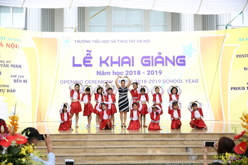 Màn chào hỏi ấn tượng của thầy Hiệu trưởng với học sinh lớp 1 và lớp 6 - 4 Màn chào hỏi ấn tượng của thầy Hiệu trưởng với học sinh lớp 1 và lớp 6 - 4