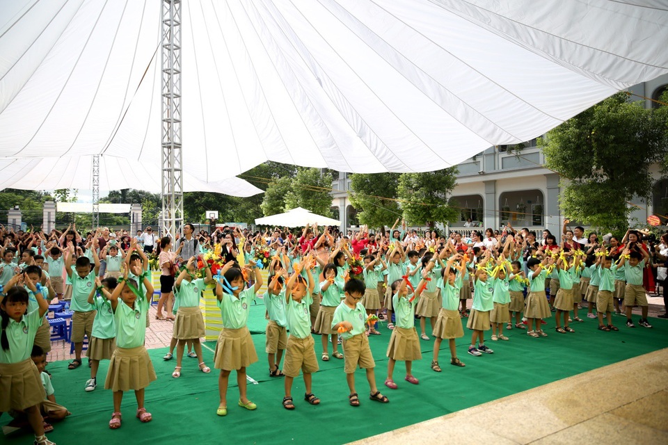 Màn chào hỏi ấn tượng của thầy Hiệu trưởng với học sinh lớp 1 và lớp 6 - 5 Màn chào hỏi ấn tượng của thầy Hiệu trưởng với học sinh lớp 1 và lớp 6 - 5