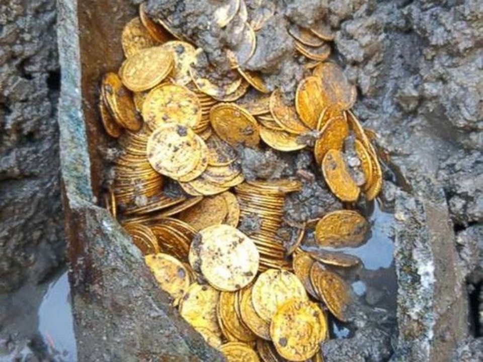 Phát hiện 2 tảng đá lẫn vàng trị giá 11 triệu USD - 6
Các đồng tiền vàng sáng bóng đựng trong một chiếc lọ có 2 tay cầm từ thời La Mã chôn dưới lòng đất. Ảnh: Bộ Văn hóa Ý