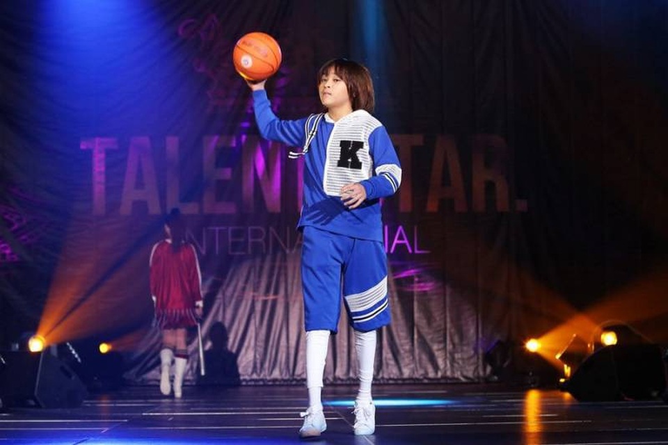 Thần tượng âm nhạc nhí Thiên Khôi sợ hãi “chín ép”, thị phi - 1 Thiên Khôi - Quán quân Vietnam Idol Kids 2017 trình diễn tại Tuần lễ thời trang Ngôi sao tài năng quốc tế.