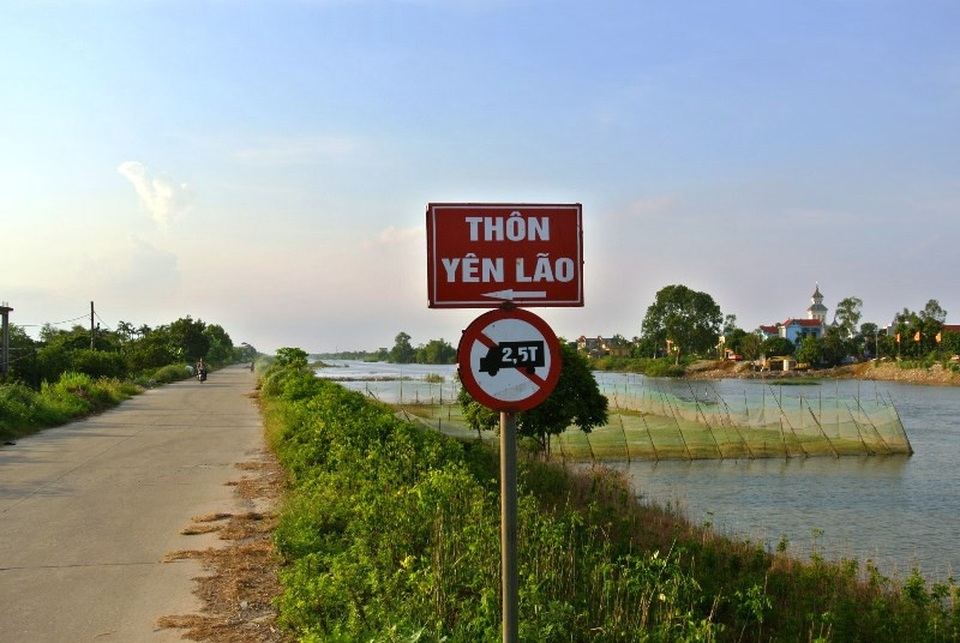 Người dân làng nhiễm asen nặng nhất nước vui mừng sau một năm dùng nước sạch - 1
Nhiều năm trước, người dân thôn Yên Lão, xã Hoằng Tây, huyện Kim Bảng phải sử dụng nguồn nước máy bị nhiễm asen (thạch tím) được coi là cao nhất cả nước