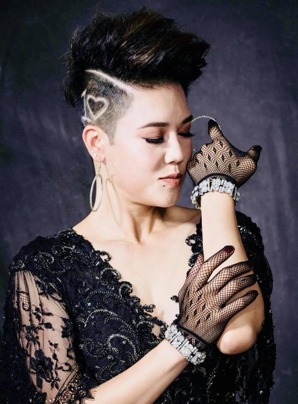 Thu Phương: “Ngày nào anh Dũng cũng hỏi tôi đã quyết định lấy anh ấy chưa?” - 2 Thu Phương với mái tóc ngắn đầy cá tính ở thời điểm hiện tại. Chị sẽ tái ngộ khán giả Hà Nội trong đêm nhạc Đêm tình nhân diễn ra vào 20/10 tới tại Trung tâm Hội nghị Quốc gia.