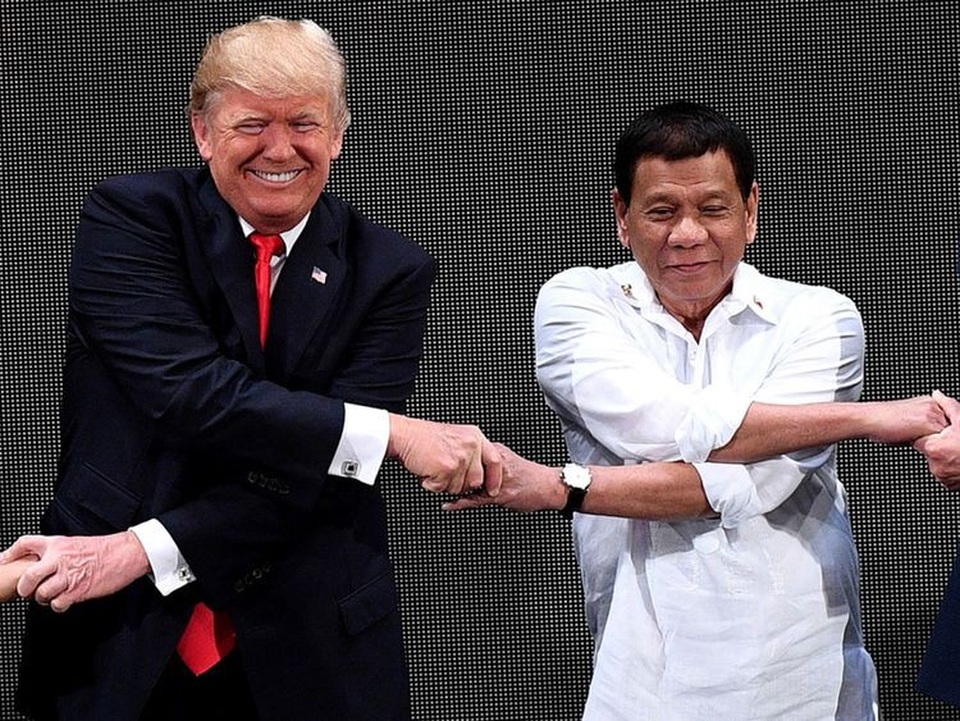 Chiến lược khôn khéo của Tổng thống Philippines trong cuộc chơi với các nước lớn - 2 Tổng thống Donald Trump bắt tay người đồng cấp Philippines Duterte tại hội nghị thượng đỉnh ở Manila (Ảnh: Sky)