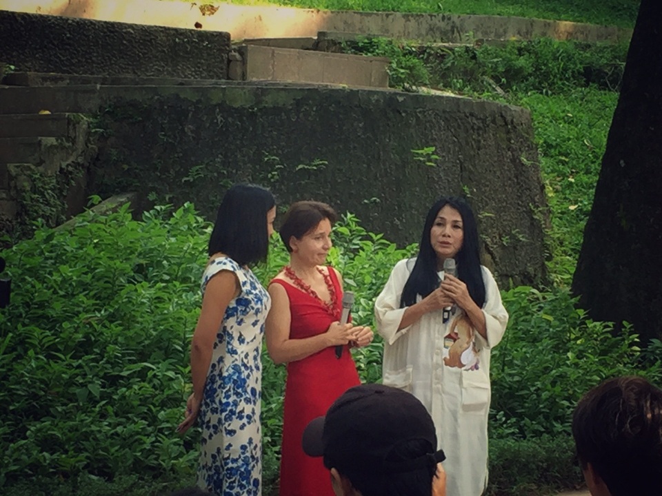 NTK Minh Hạnh xúc động khi phải nói lời chia tay với Đại sứ Ý Cecilia Piccioni - người có công rất lớn trong việc tăng cường mối quan hệ ngoại giao và giao lưu văn hoá, thời trang Ý - Việt.