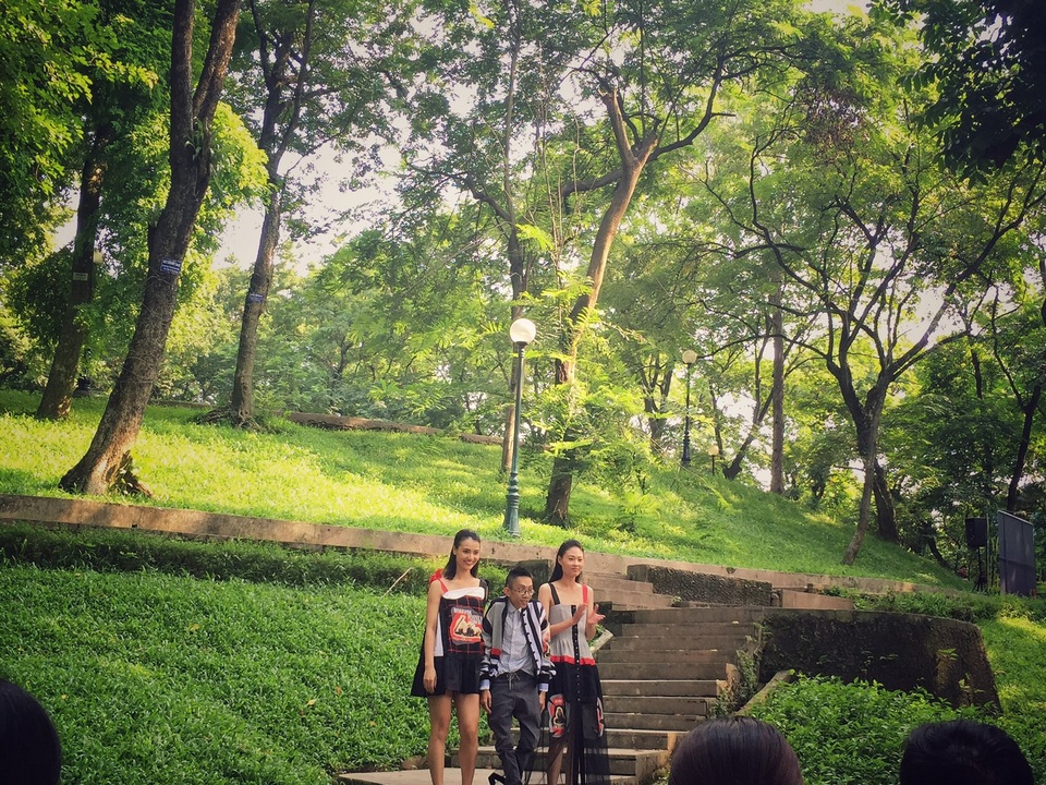 Núi Nùng - khu vườn thực vật có lịch sử lâu đời của Thủ đô Hà Nội trở thành sàn diễn thời trang. Trong ảnh là NTK Công Huân và các người mẫu tại sàn diễn thời trang đặc biệt.