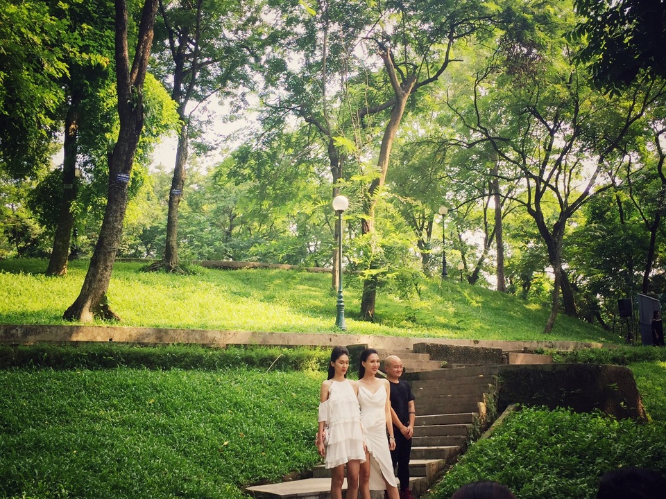 NTK Cao Minh Tiến và các người mẫu giới thiệu một số mẫu thiết kế.