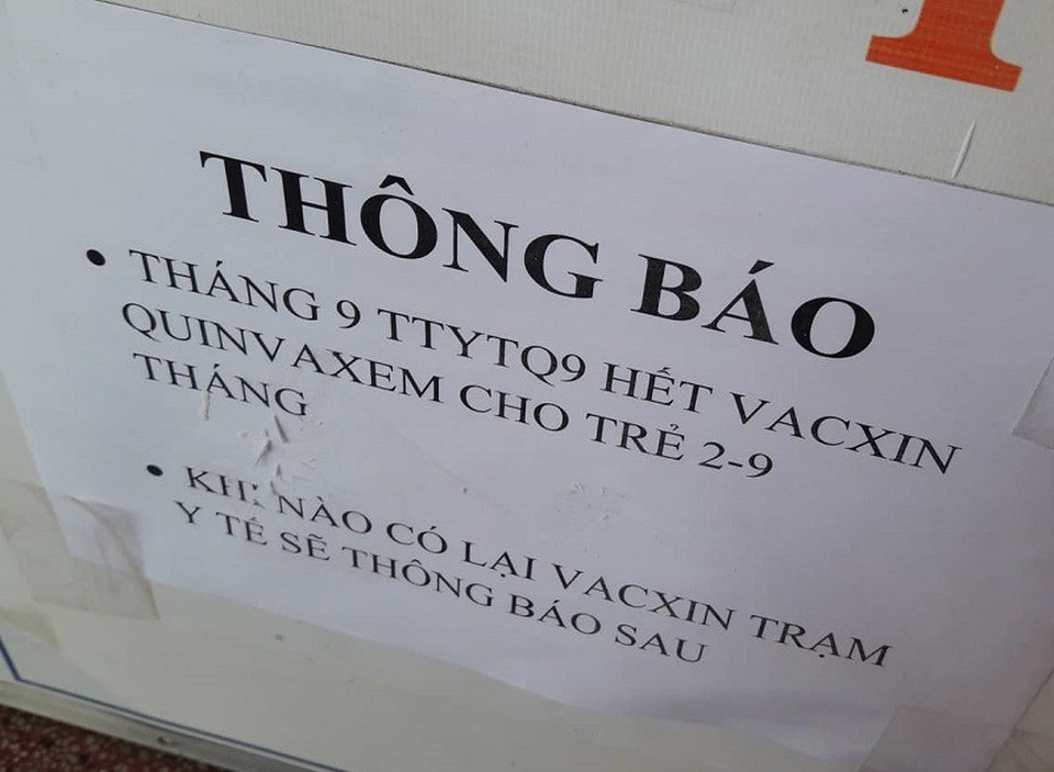 Hết vắc xin 5 trong 1, phụ huynh hoang mang - 1 Thông báo hết vắc xin nhưng không để thời gian cụ thể có hàng trở lại khiến phụ huynh lo lắng