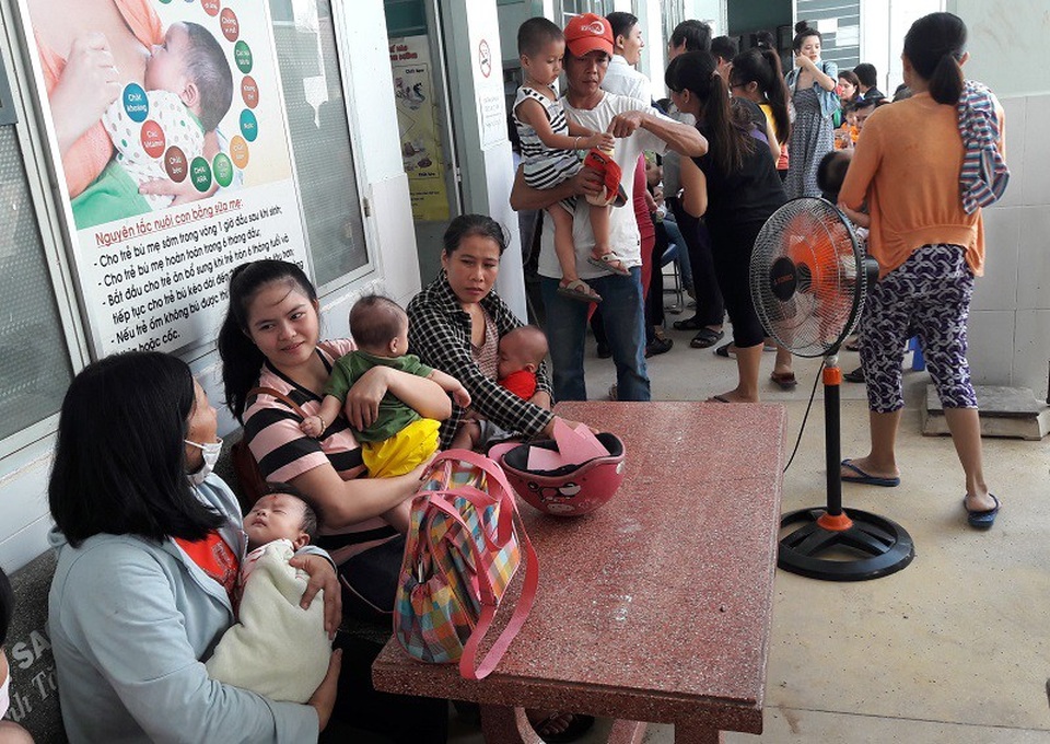 Hết vắc xin 5 trong 1, phụ huynh hoang mang - 2 Nhiều phụ huynh đưa con đi chủng ngừa nhưng hết vắc xin