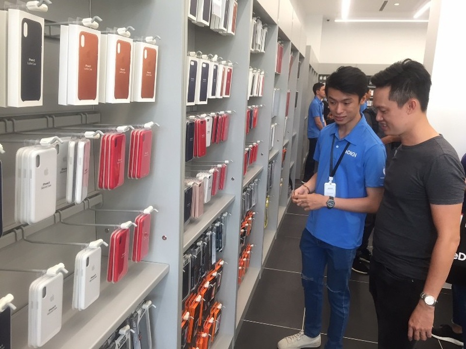 "Vua hàng hiệu” Johnathan Hạnh Nguyễn đi bán... điện thoại - 3 Người dân đến với cửa hàng được ủy quyền chính hãng của Apple tại quận 1, TPHCM. Ảnh: Đại Việt
