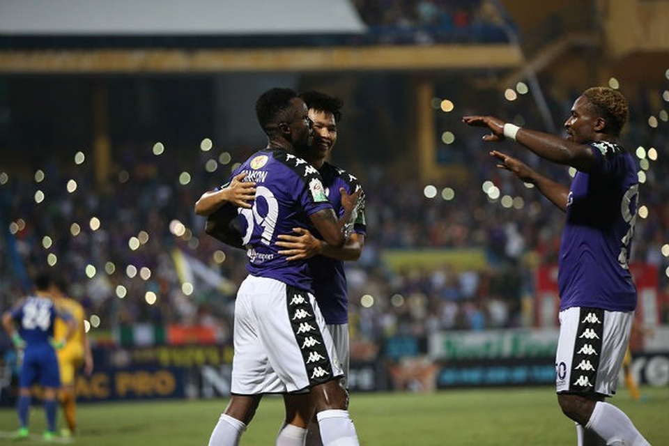 Hà Nội vô địch V-League: Thầy Park vui hơn bầu Hiển - 1
Các cầu thủ Hà Nội FC vô địch V-League sớm năm vòng