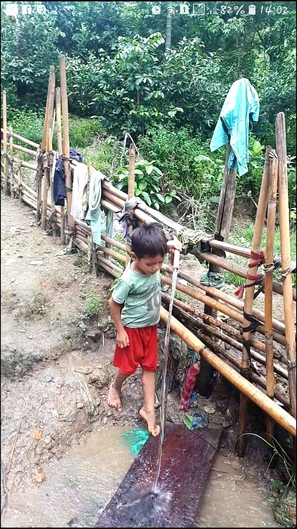 Quảng Nam: Học sinh vùng cao “khát” nước sạch - 3 Các em học sinh miền núi Quảng Nam thường xuyên sử dụng nước lạnh dẫn từ suối về