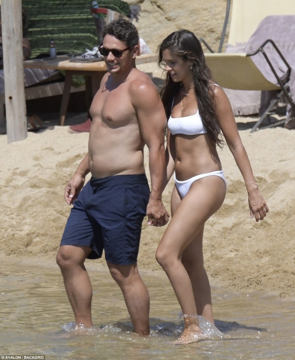 James Franco hôn say đắm bạn gái kém 15 tuổi - 2
Nam diễn viên 40 tuổi và bạn gái 25 tuổi hò hẹn với nhau được 1 năm