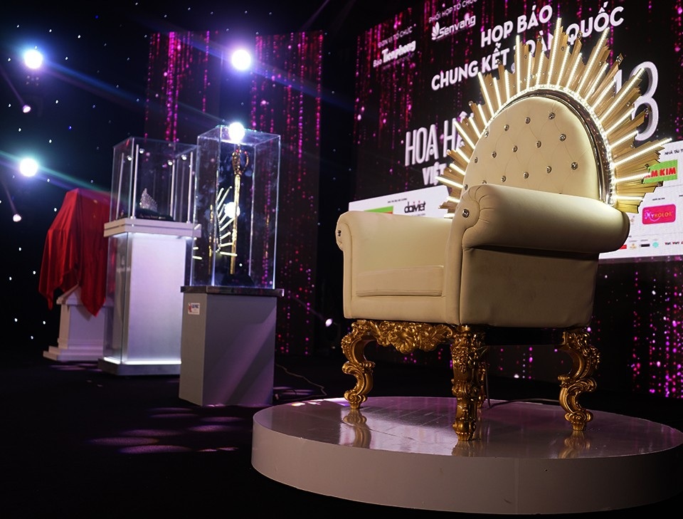 Nhìn ngắm chiếc ghế đăng quang của tân hoa hậu Việt Nam 2018 - 2 Chiếc ghế được thiết kế khá tinh tế sang trọng