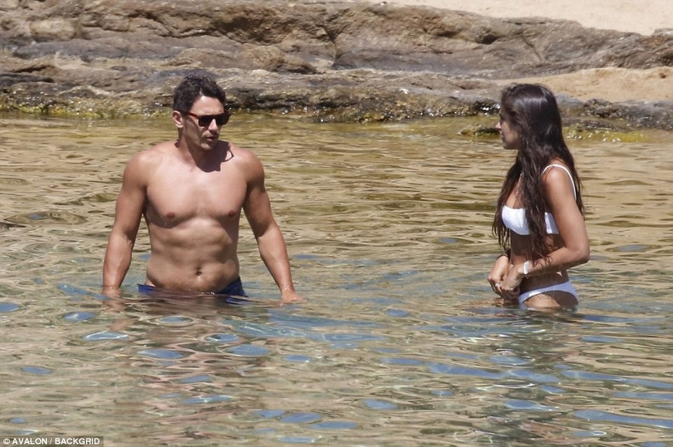James Franco hôn say đắm bạn gái kém 15 tuổi - 3
Cặp đôi giữ kín chuyện tình cảm của mình