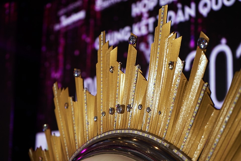 Nhìn ngắm chiếc ghế đăng quang của tân hoa hậu Việt Nam 2018 - 3 Các hoa văn cũng được chạm trổ tỉ mỉ theo trường phái tân cổ điển. Ghế đăng quang là vật phẩm tôn vinh vẻ đẹp rạng rỡ và tỏa sáng từ nhan sắc và trí tuệ của tân Hoa hậu Việt Nam 2018.