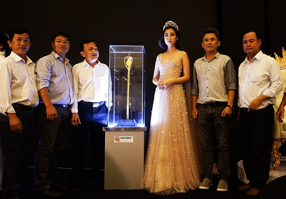 Nhìn ngắm chiếc ghế đăng quang của tân hoa hậu Việt Nam 2018 - 4 Ngoài vật phẩm ghế đăng quang, Qui Phúc còn chế tác nên quyền trượng cho Tân hoa hậu. Chiếc trượng được mạ vàng 24K với điểm nhấn chính là logo và vương miện Hoa hậu Việt Nam.