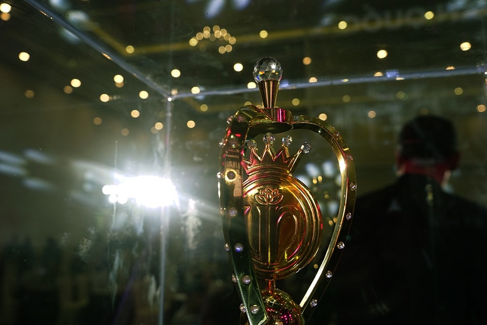 Nhìn ngắm chiếc ghế đăng quang của tân hoa hậu Việt Nam 2018 - 5 Các vòng cung màu mạ vàng được điểm tô bằng 8 viên đá quý lấp lánh. Trên đỉnh quyền trượng là viên đá quý 20 ly, đại diện cho uy quyền và vẻ đẹp tỏa sáng rực rỡ.