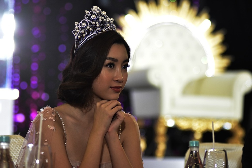 Nhìn ngắm chiếc ghế đăng quang của tân hoa hậu Việt Nam 2018 - 6 Hoa hậu Đỗ Mỹ Linh, gương mặt thương hiệu nội ngoại thất inox- nhựa Qui Phúc vài ngày nữa sẽ trao vương miện cho hoa hậu đăng quang 2018