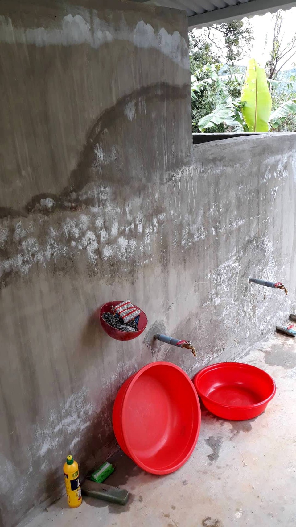 Quảng Nam: Học sinh vùng cao “khát” nước sạch - 6 Điểm trường ở trung tâm xã mới có bể chứa nước cho các cháu sử dụng