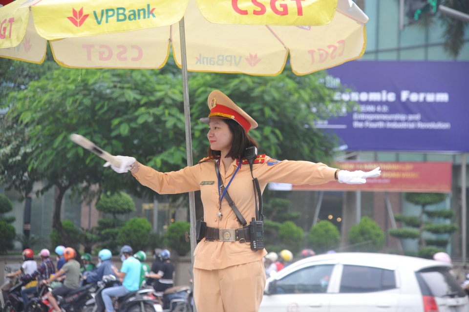 CSGT Hà Nội huy động tối đa lực lượng phục vụ WEF ASEAN 2018 - 1 Nữ CSGT Hà Nội đứng bục làm nhiệm vụ điều khiển giao thông tại một chốt giao thông