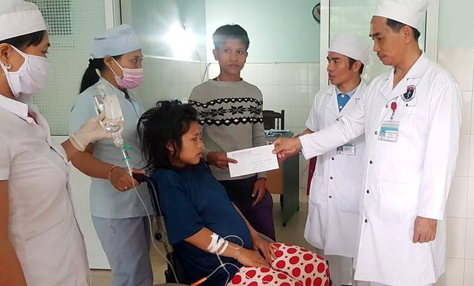 Hỗ trợ tối đa sản phụ viêm não không giữ được con - 1 Bệnh nhân Alăng Thị In được hỗ trợ để tiếp tục điều trị