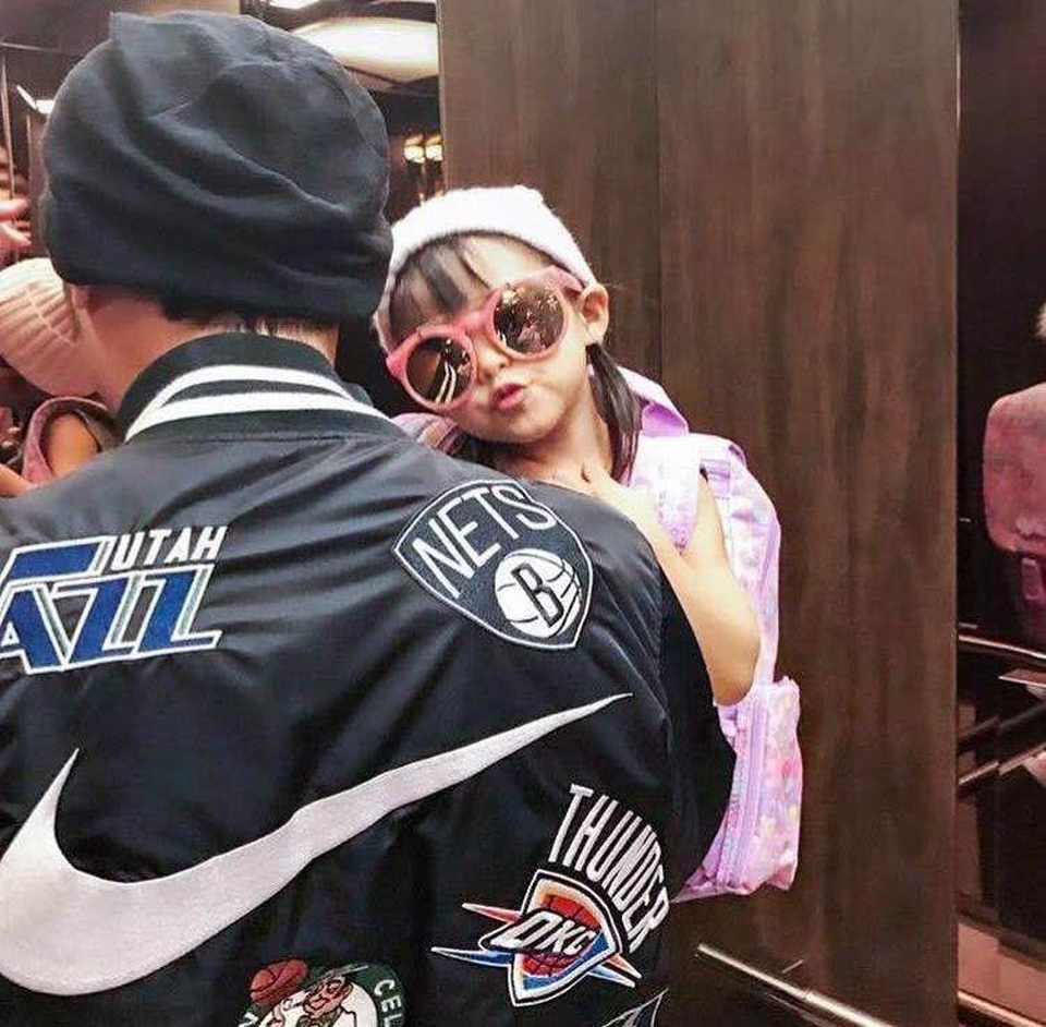 
Cô bé 3 tuổi khá bạo dạn trước ống kính máy ảnh. Con gái của cặp đôi tên thật là Xiao Zhou Zhou.
