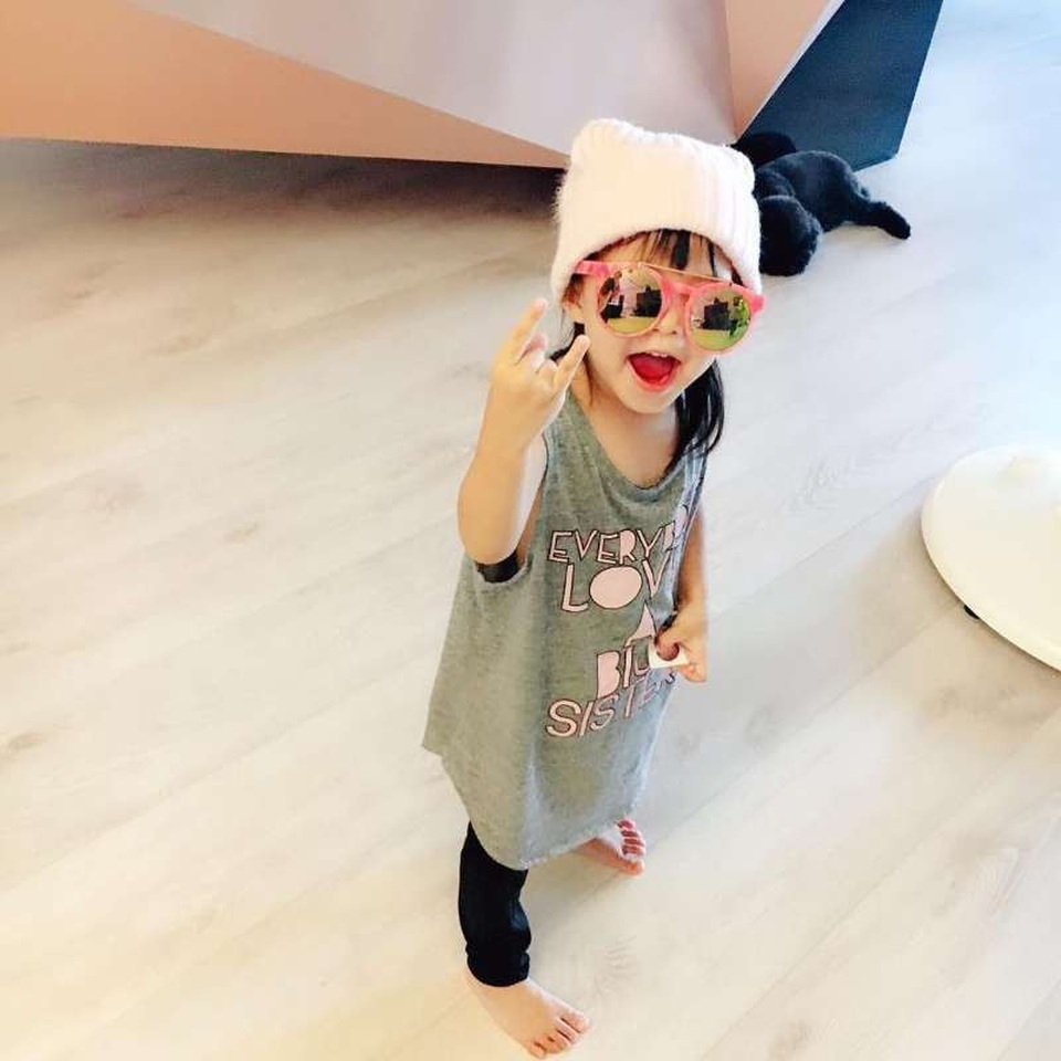 
Những hình ảnh hiếm hoi về bé Xiao Zhou Zhou được chính cha mẹ ruột chia sẻ trên mạng xã hội. Cặp đôi không đồng ý bán hình ảnh về gia đình mình dù họ được chào mời với mức cát-sê hậu hĩnh.
