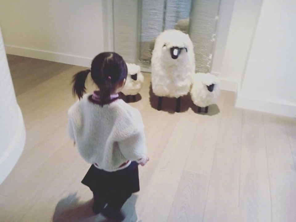 
Châu Kiệt Luân từng nhiều lần thổ lộ khát khao có một cuộc sống bình thường như những người khác, thay vì sống trong sự tò mò của truyền thông. Châu Kiệt Luân là một trong những ông hoàng của dòng nhạc Pop tại Châu Á, anh có khả năng sáng tác và ca hát. Còn vợ anh là một người mẫu và diễn viên đang lên của màn ảnh Hoa ngữ.
