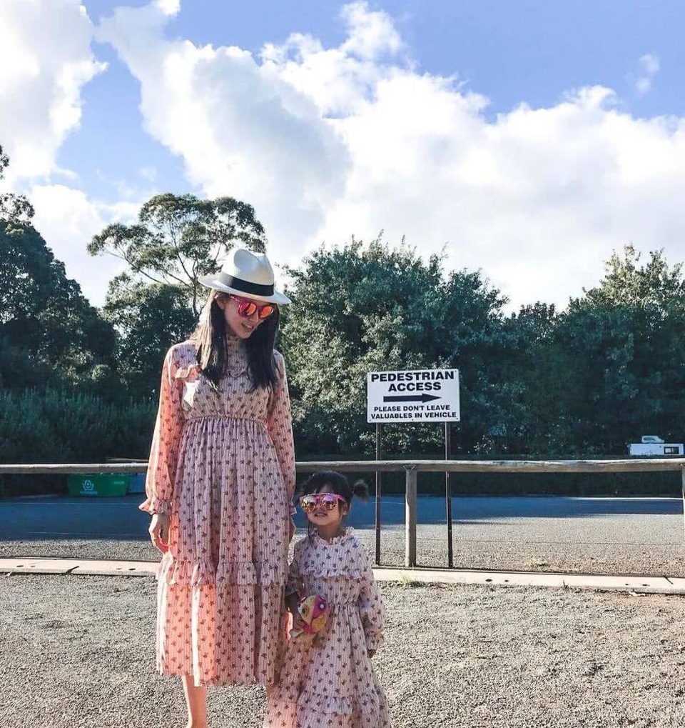 
Cô con gái của Hannah mặc váy đôi cùng mẹ để chụp hình trên bãi biển. Cô bé được khen ngợi sở hữu nét đẹp của cả cha và mẹ.
