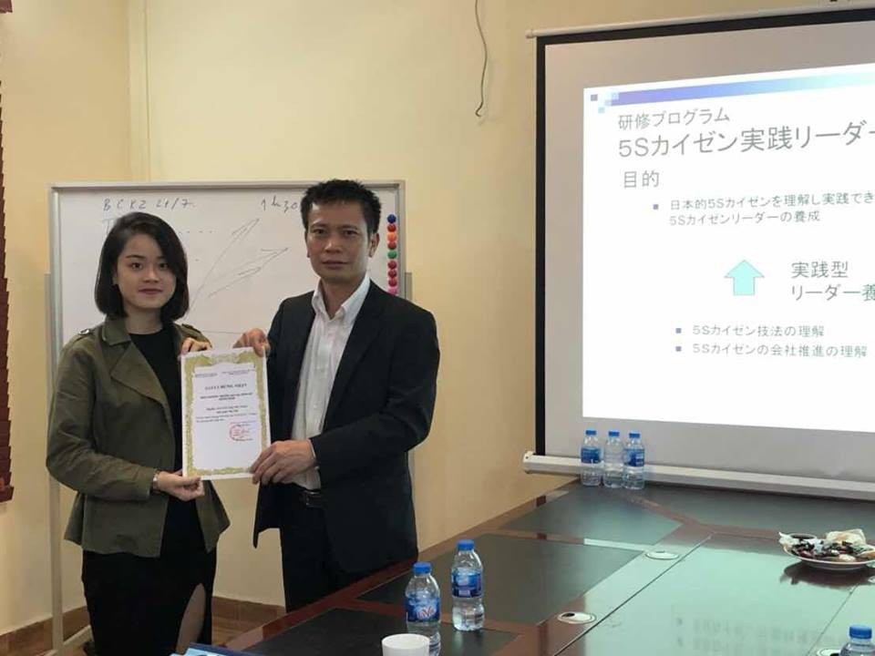 Những lợi ích khi học ngành Ngôn ngữ Nhật - 2 TS. Trần Khắc Hùng trao chứng chỉ cho học viên khóa học Kaizen 5S.