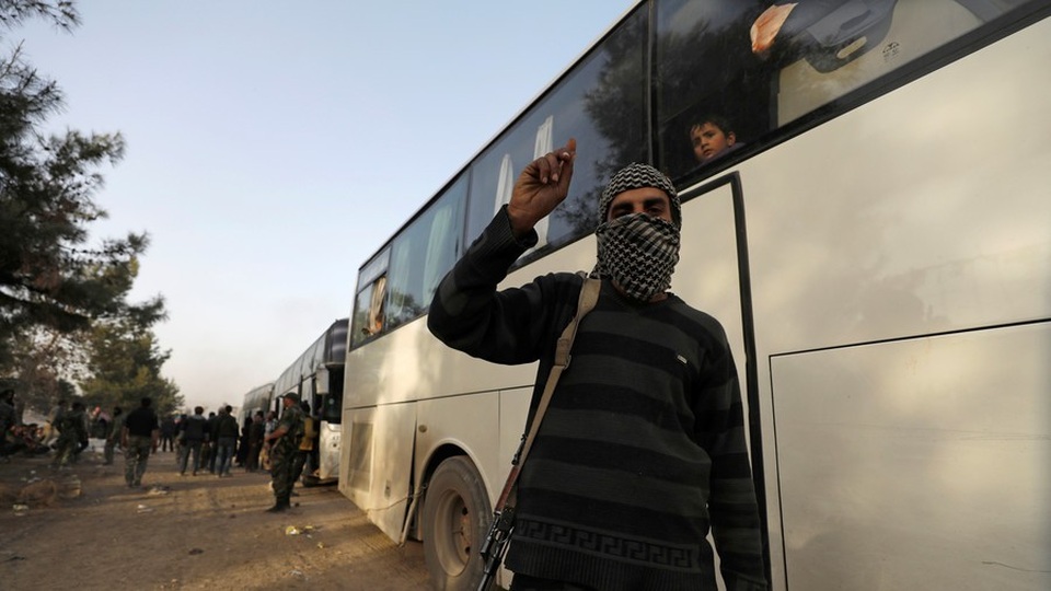Hà Lan rút lại ủng hộ phe nổi dậy Syria giữa lúc căng thẳng - 1
Một tay súng thuộc phe nổi dậy ở Idlib, Syria (Ảnh: Reuters)