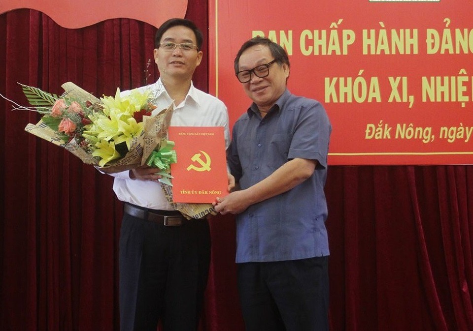Đắk Nông có thêm một Phó Bí thư Tỉnh ủy - 1
Ông Nguyễn Đình Trung (áo trắng) giữ chức vụ Phó Bí thư Tỉnh ủy Đắk Nông, nhiệm kỳ 2015 – 2020