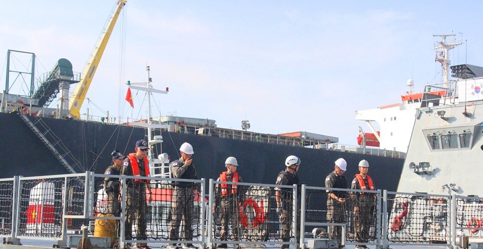 Tàu Hải quân Hàn Quốc thăm hữu nghị Đà Nẵng - 4 Có hơn 300 sĩ quan và thủy thủ cùng tàu Khu trục ROKS Moon Mu The Great đến thăm hữu nghị Đà Nẵng