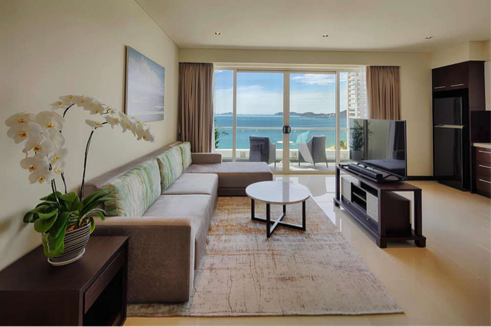 Toàn bộ thiết bị, nội thất trong căn hộ đều được chọn lọc từ các thương hiệu cao cấp, bài trí một cách tinh tế mang đến một không gian mới mẻ, hiện đại.