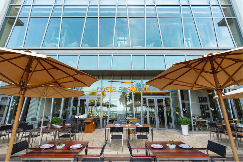 Không chỉ có không gian bên trong, không gian bên ngoài cũng phải cao cấp. The Costa Nha Trang được thiết kế thông thoáng lấy gió biển tự nhiên với hành lang rộng và các ô thoáng.