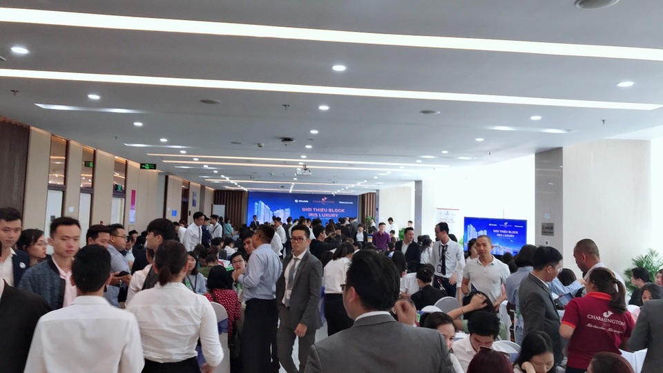 Tháng Ngâu không còn là tháng kỵ trong mua - bán nhà của người Việt - 1 Rất đông khách hàng đến tham gia sự kiện giới thiệu Block Iris Luxury của dự án Charmington Iris, Quận 4. 100% rổ hàng được giữ chỗ thành công