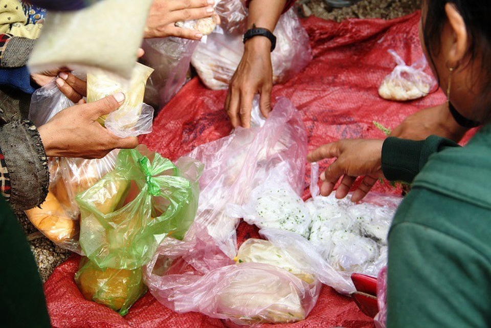 Chợ độc đáo của “công ty 2 sọt”… giữa rừng sâu - 4