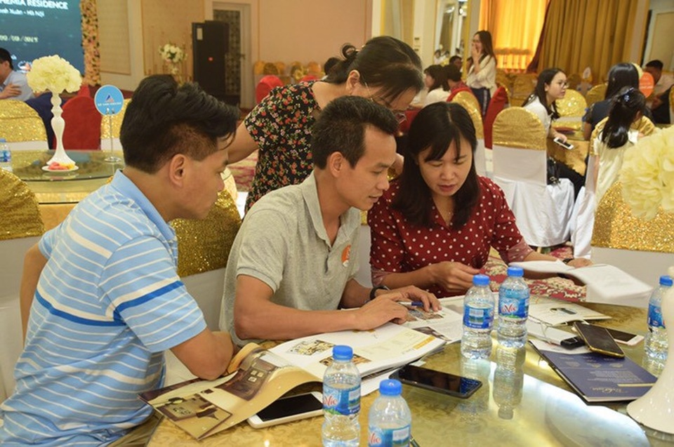 Khai trương nhà mẫu – Bohemia Residence vẫn hút khách bất chấp tháng ngâu - 2 Nhiều khách hàng dành cả buổi sáng để tìm hiểu thật kỹ về căn hộ mình đặt mua
