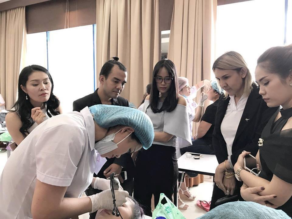 Phun xăm mày không bong, không kiêng khem - Xu hướng mới của thẩm mỹ - 2 Các chuyên viên, kỹ thuật viên thẩm mỹ cập nhật kiến thức và xu thế mới