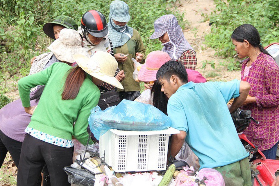 Chợ độc đáo của “công ty 2 sọt”… giữa rừng sâu - 8