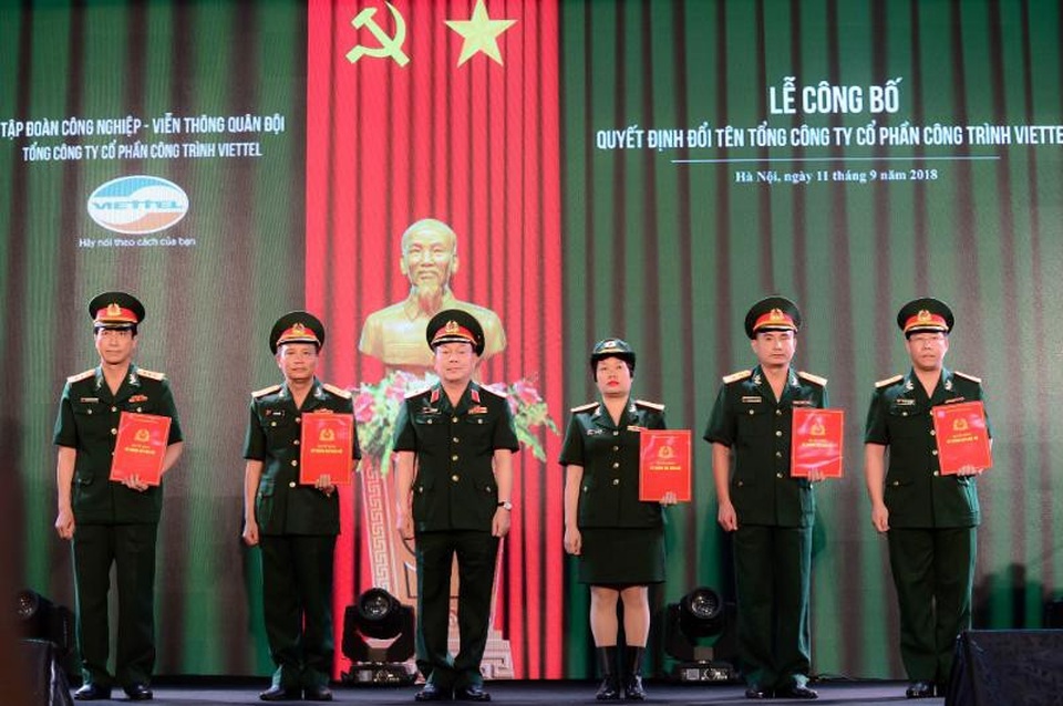 Công ty Công trình Viettel đổi tên thành Tổng công ty Thứ 4 thuộc Tập đoàn Viettel - 1
Phụ trách Chủ tịch Tập đoàn, Tổng giám đốc Tập đoàn Viettel trao quyết định cho Tổng công ty CP Công trình Viettel