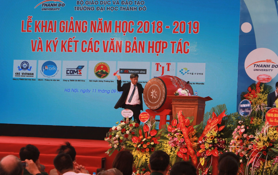 Hiệu trưởng trường ĐH Thành Đô: "Môi trường đại học là tự do..." - 2
Hiệu trưởng trường ĐH Thành Đô đánh trống khai trường