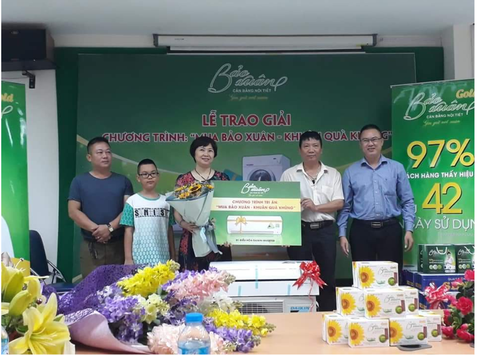 Giải mã “cơn sốt” mua viên uống cân bằng nội tiết tố nữ Bảo Xuân - 2
Chị Hà Thị Phương Thảo cùng gia đình nhận giải thưởng 01 chiếc điều hòa Daikin FTKQ25 9000BTU Inverter