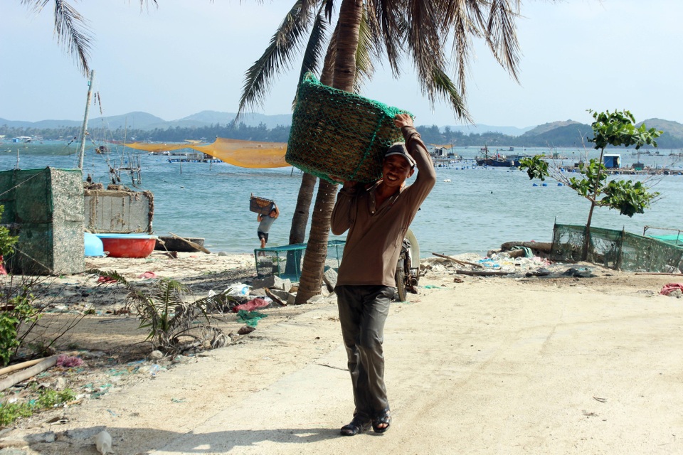 Nhiều người dân ở xã An Chấn mong cơ quan chức năng sớm làm rõ việc khai khống thiệt hại để nhận tiền hỗ trợ