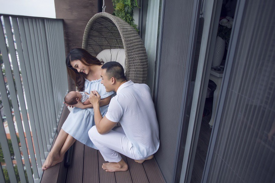 Chăm chỉ cày quốc, đến nay đôi vợ chồng trẻ đã có được một khối tài sản đáng ngưỡng mộ là một căn hộ cao cấp ở quận 7, TP.HCM và một chiếc xế hộp trị giá khoảng 3 tỷ đồng. Cặp đôi chia sẻ, sự ra đời của con mới là “của để dành” quý giá nhất.