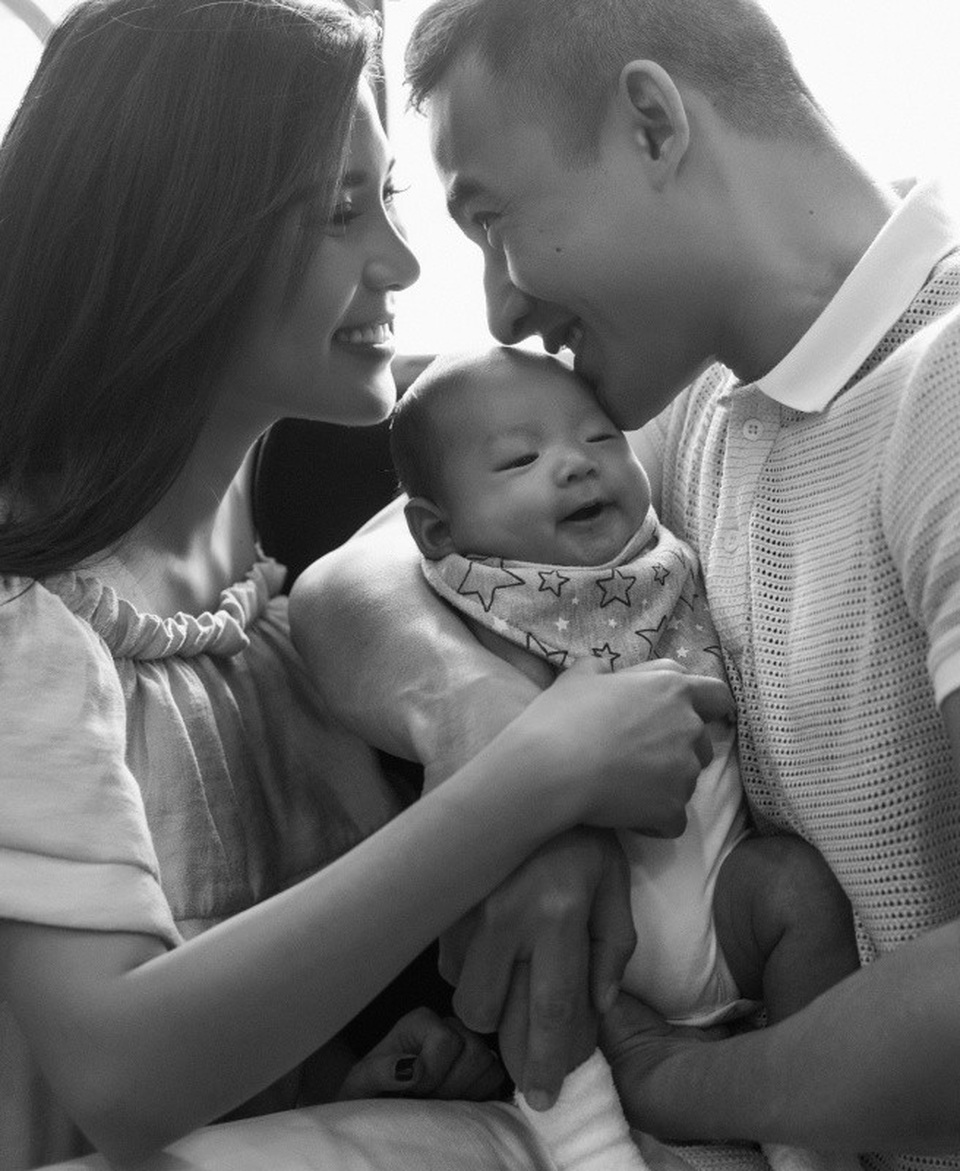 Chào đời cách đây hơn 2 tháng, cậu bé Lương Thế Bảo, nickname là Bảo Bảo, con trai của Lương Thế Thành và Thúy Diễm được xem là tâm điểm đáng chú ý trong đời sống hôn nhân ngọt ngào và êm ấm của “cặp đôi ngôn tình” nhất nhì làng phim Việt. Bé Bảo Bảo không chỉ kháu khỉnh, hay cười mà còn sở hữu ngoại hình giống bố y như đúc khiến cho nữ diễn viên Thúy Diễm luôn không khỏi tự hào khi ngắm nghía con trai mình mỗi ngày.